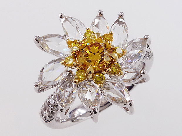 Pt/K18YG/WG　イエローダイヤリング
YD 0.555ct　YD  0.18ct    D   1.36ct
商品No.：PL-32003